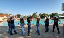 Pool party z DJ-jem, Crazy Bootsi in morsko deklico