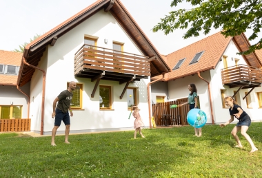 Najem prostornih apartmajev in neomejeno kopanje v termah Thermal Resort Lendava